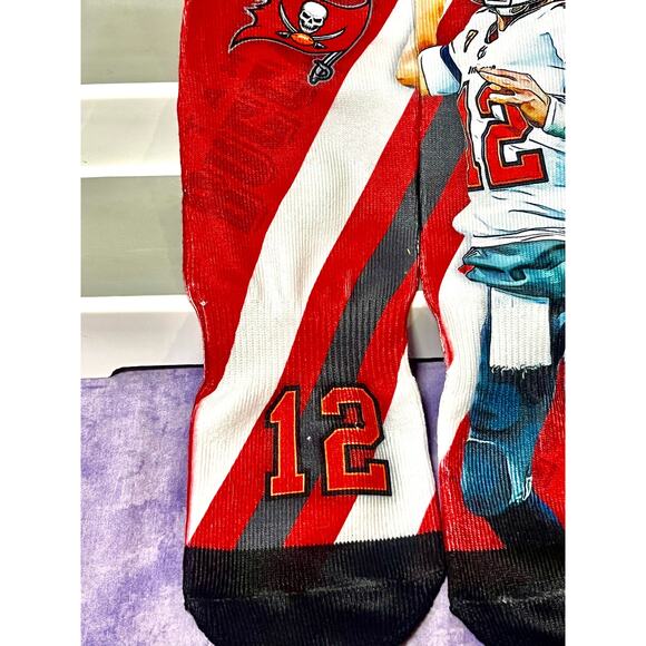 For Bare Feet Tom Brady Tampa Bay Buccaneers Signing Bonus Crew Socks men’s Lg - Picture 2 of 7